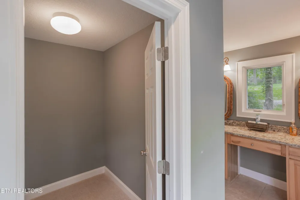 4193 Parris Drive Lenoir City, TN 37772