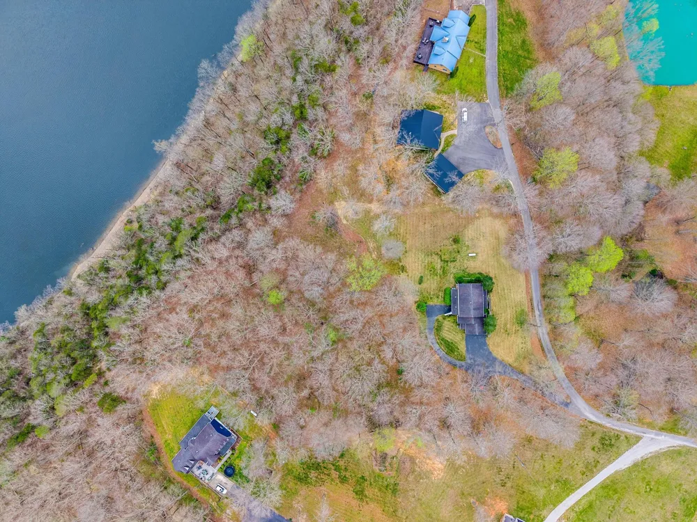 99 Hilltop Ln Byrdstown, TN 38549