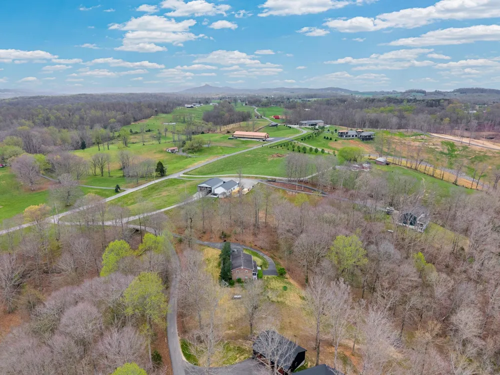 99 Hilltop Ln Byrdstown, TN 38549