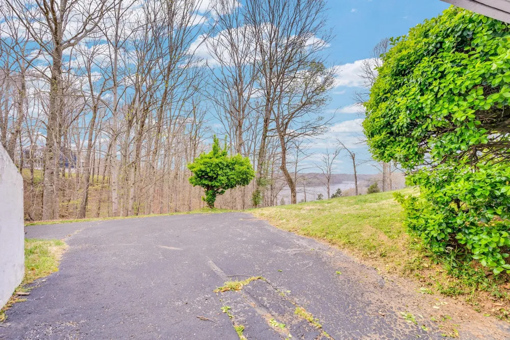 99 Hilltop Ln Byrdstown, TN 38549