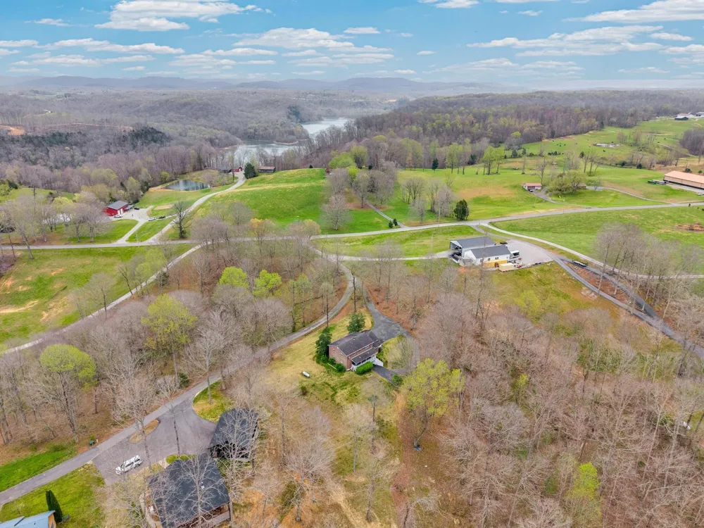 99 Hilltop Ln Byrdstown, TN 38549