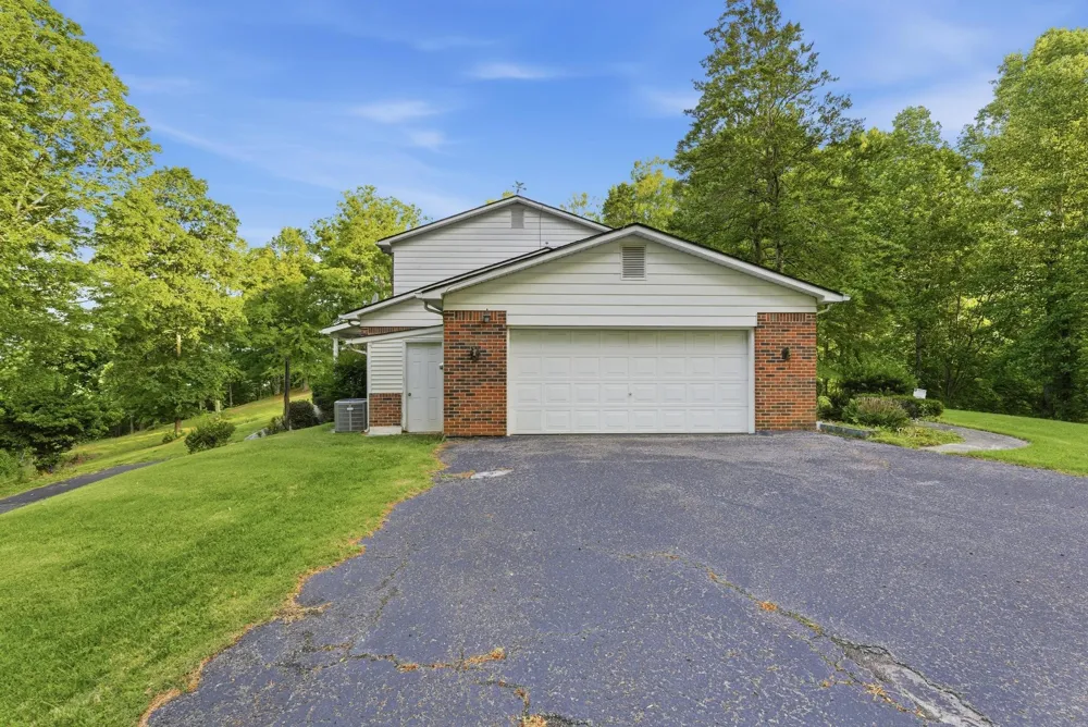 99 Hilltop Ln Byrdstown, TN 38549