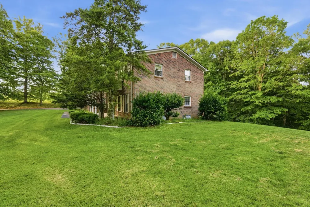 99 Hilltop Ln Byrdstown, TN 38549