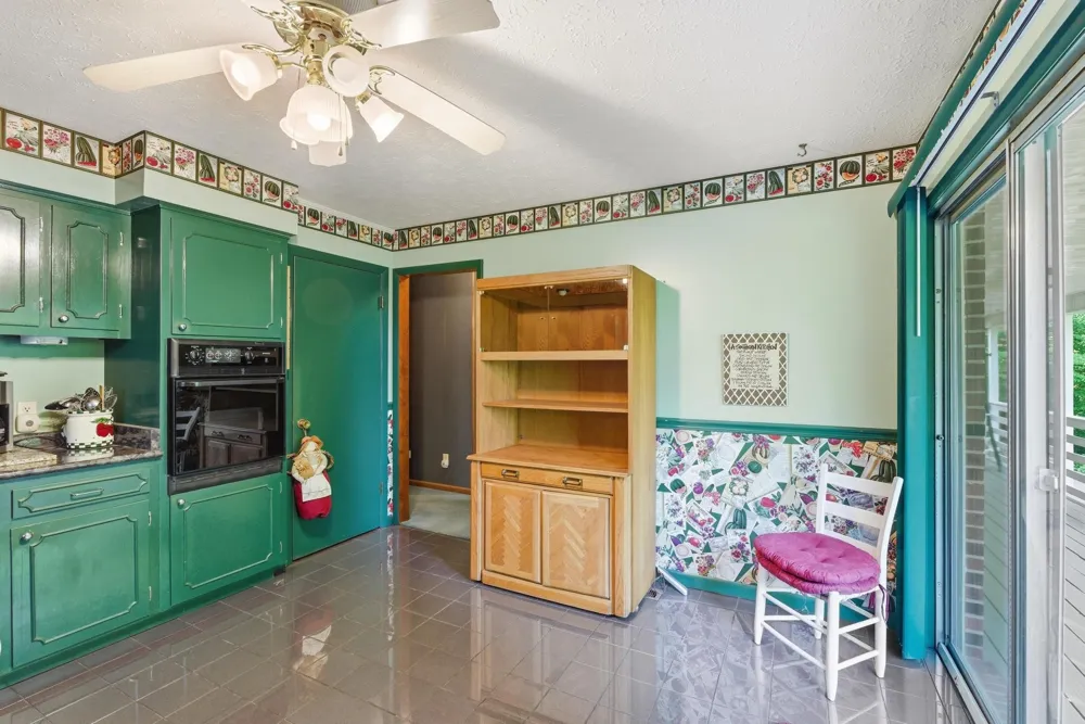 99 Hilltop Ln Byrdstown, TN 38549