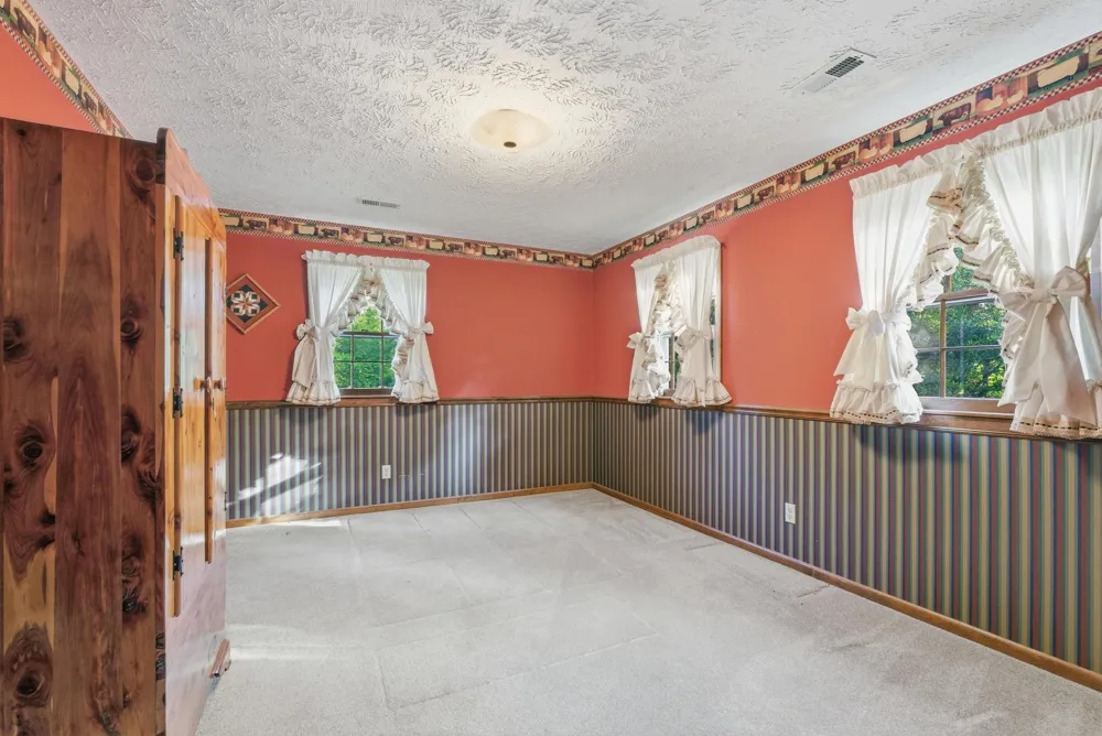 99 Hilltop Ln Byrdstown, TN 38549