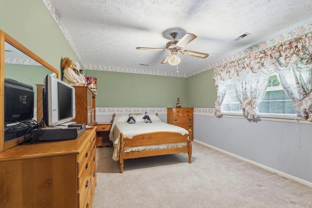 99 Hilltop Ln Byrdstown, TN 38549