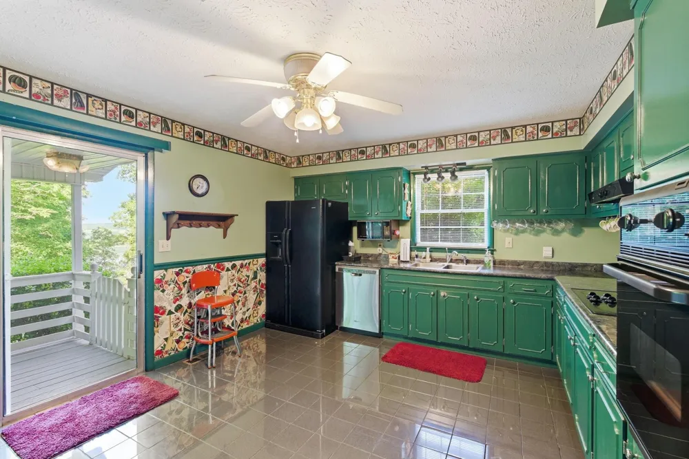 99 Hilltop Ln Byrdstown, TN 38549