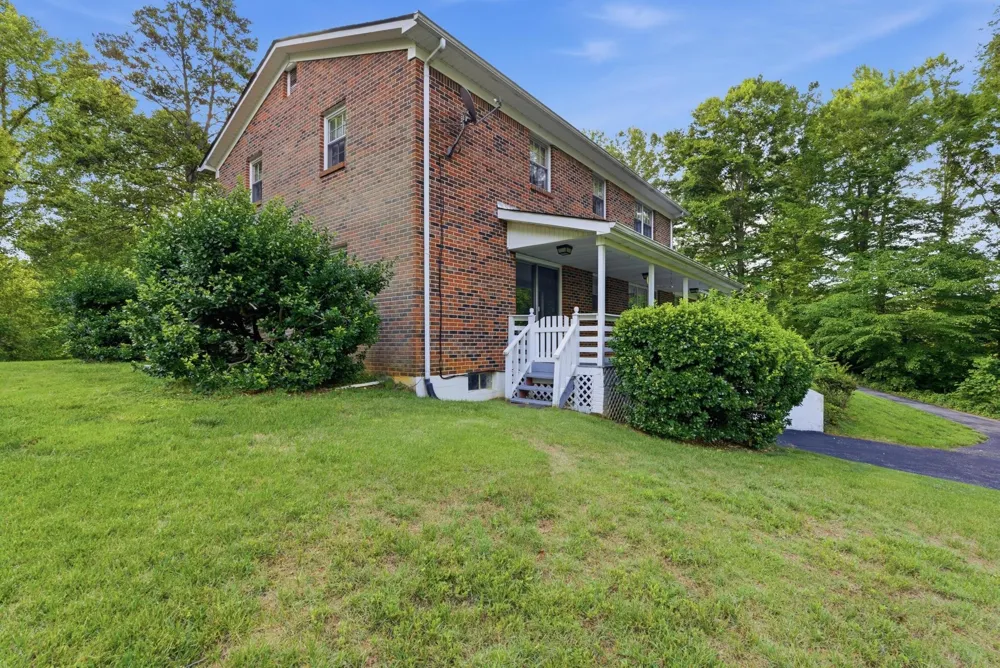 99 Hilltop Ln Byrdstown, TN 38549