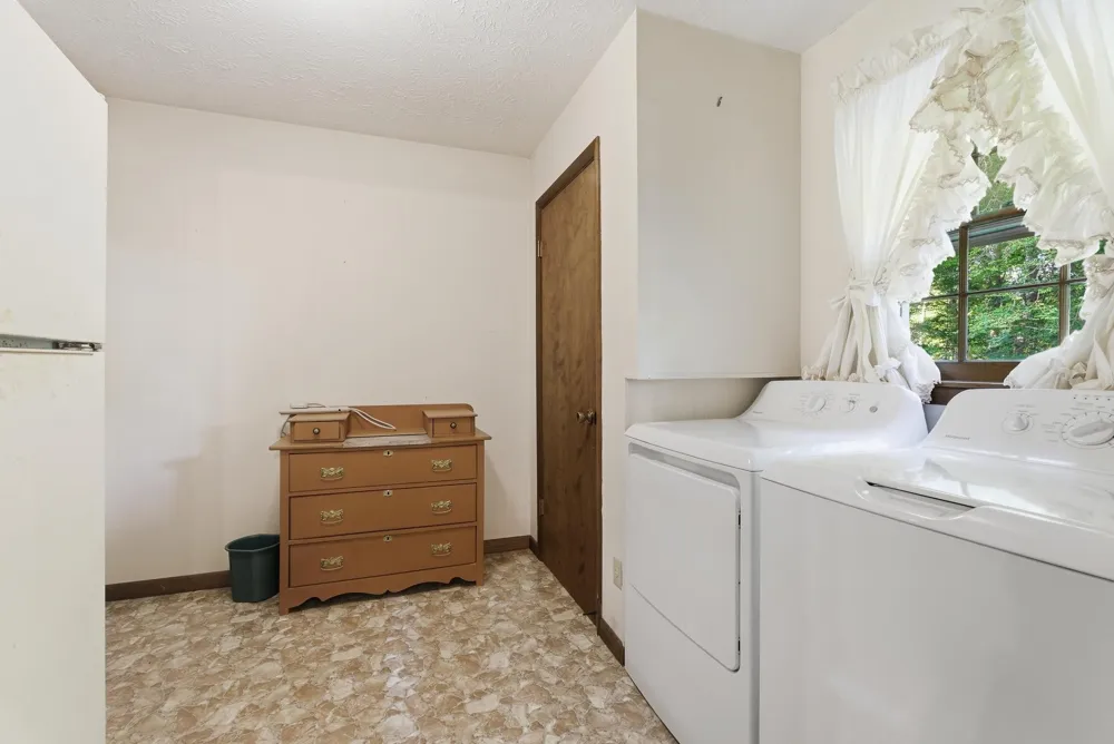 99 Hilltop Ln Byrdstown, TN 38549