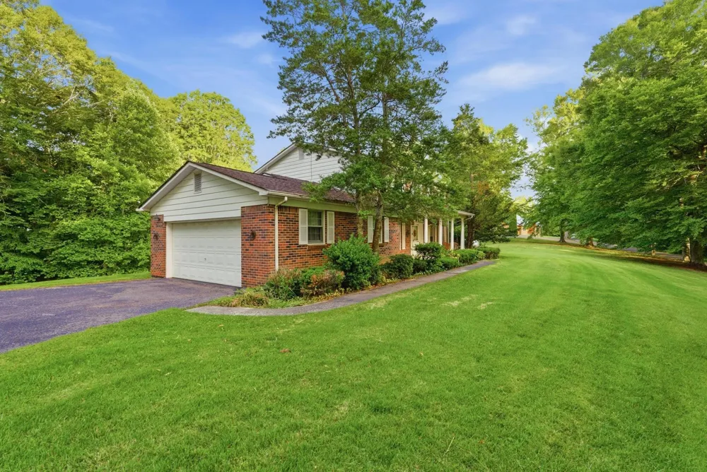 99 Hilltop Ln Byrdstown, TN 38549
