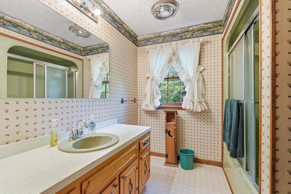 99 Hilltop Ln Byrdstown, TN 38549