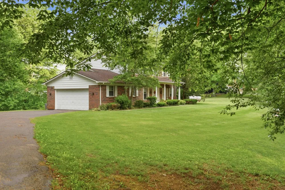 99 Hilltop Ln Byrdstown, TN 38549