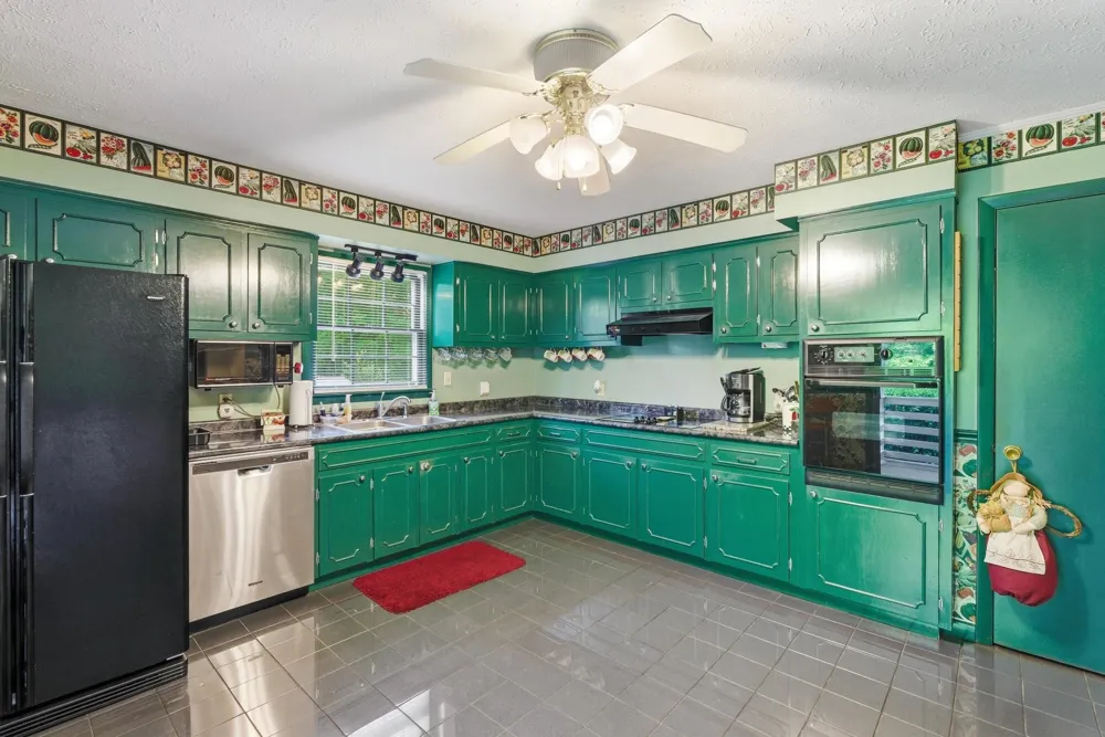 99 Hilltop Ln Byrdstown, TN 38549