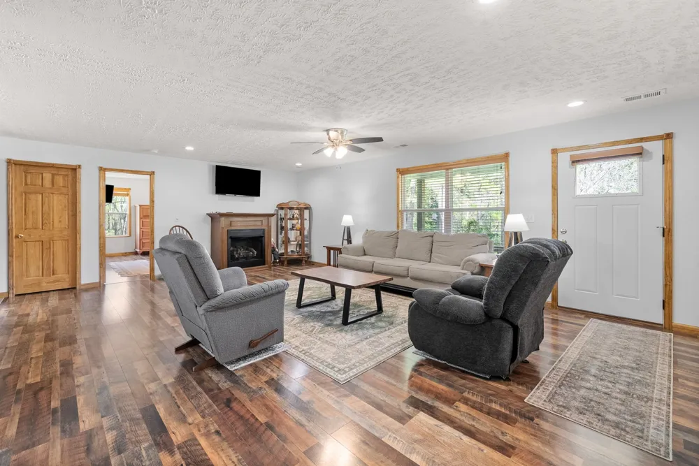1549 Trace Creek Rd Mc Ewen, TN 37101