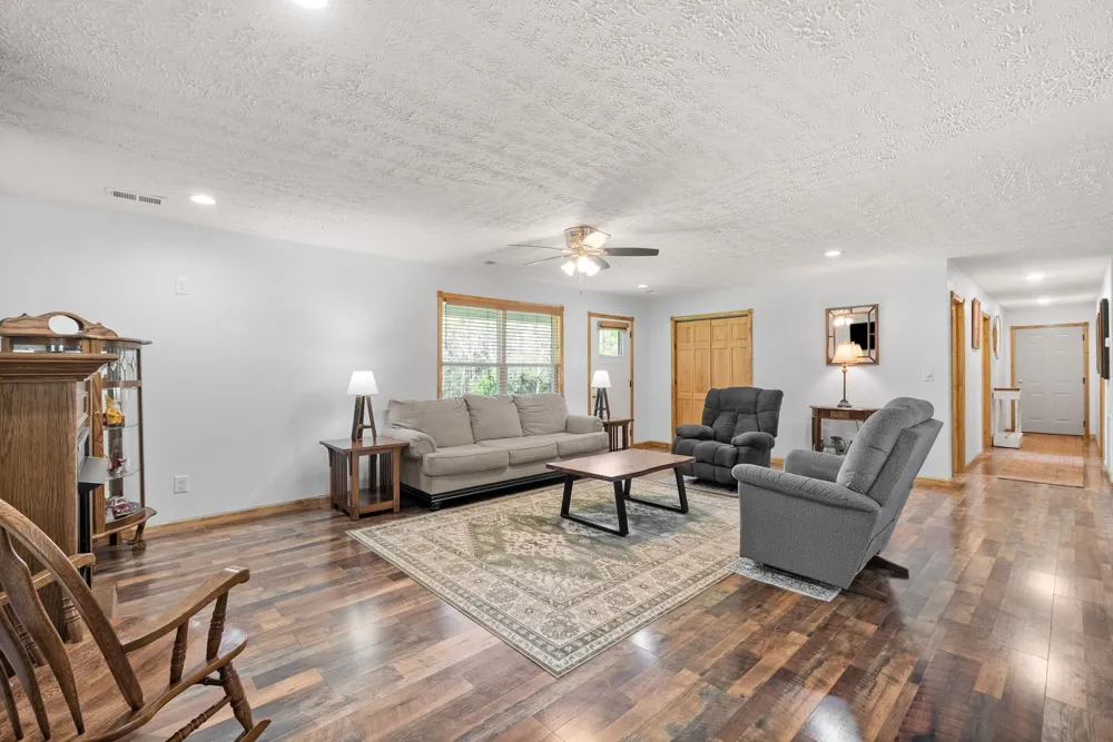 1549 Trace Creek Rd Mc Ewen, TN 37101