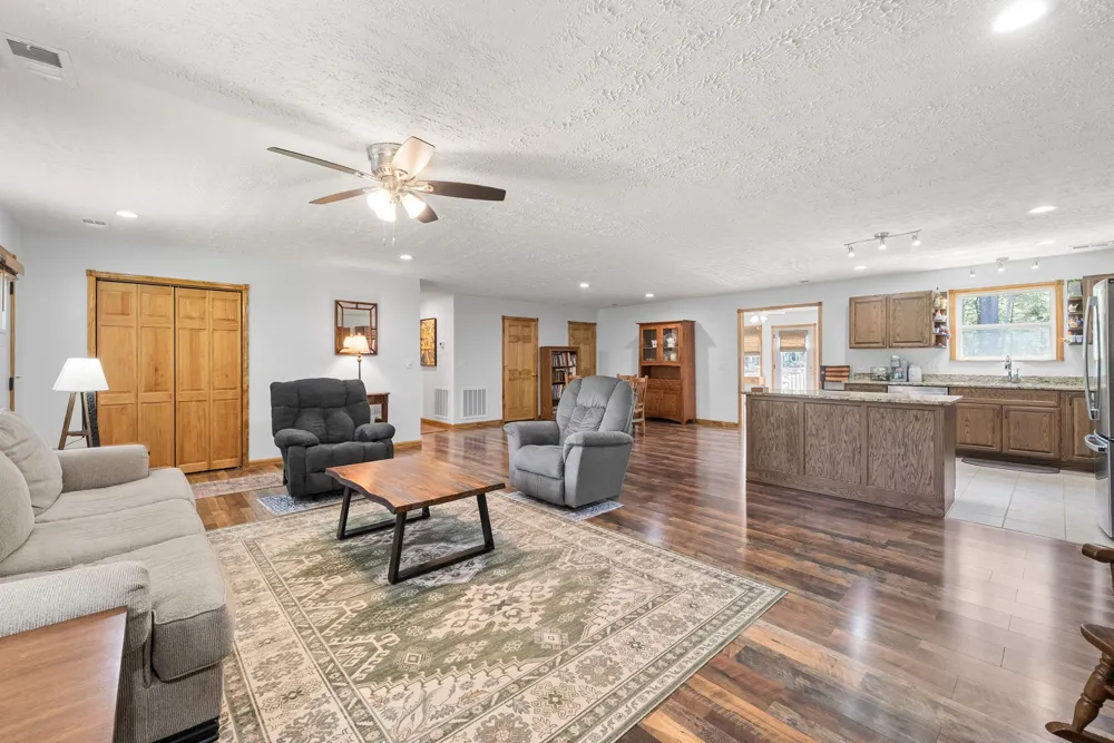 1549 Trace Creek Rd Mc Ewen, TN 37101