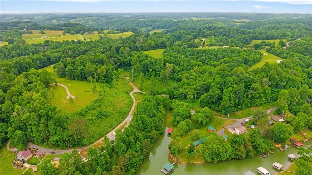 2T Barnes Lane Lynchburg, TN 37352