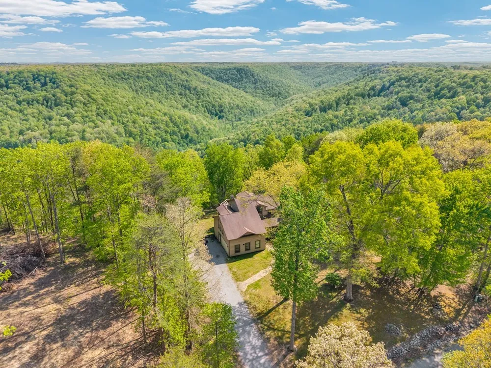 160 Eagles Bluff Cir Spencer, TN 38585