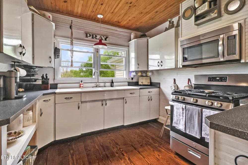 9988 Upper East Valley Rd Pikeville, TN 37367