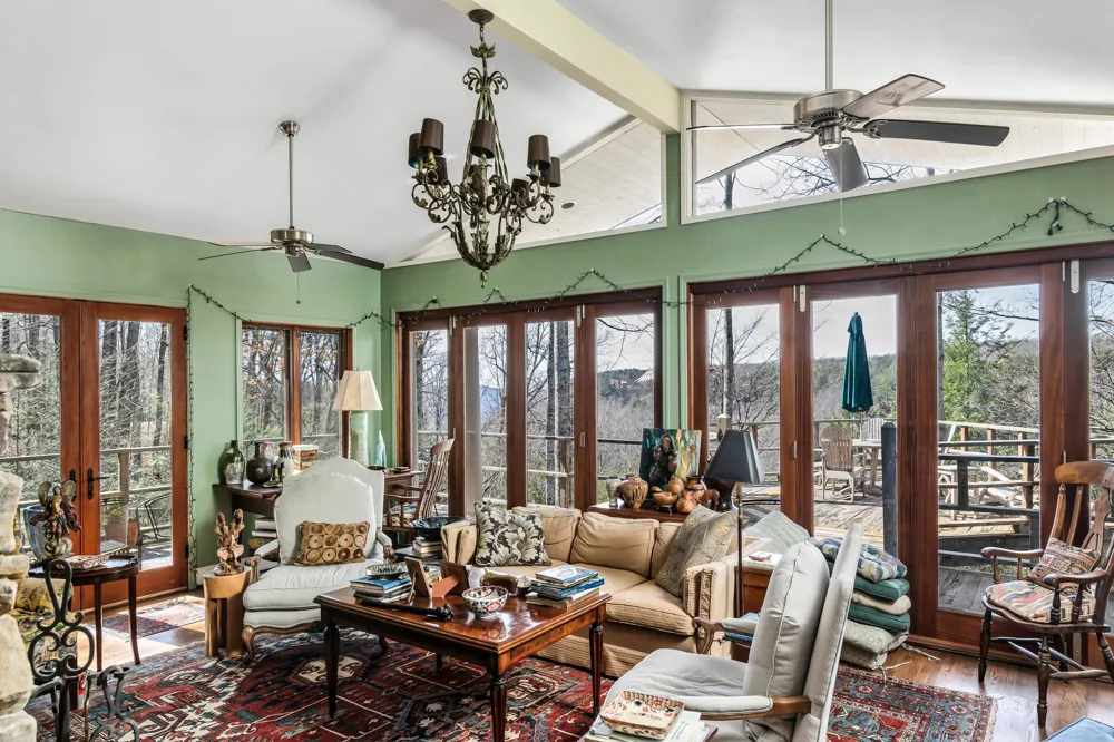 232 Hollingsworth Cove Rd Monteagle, TN 37356