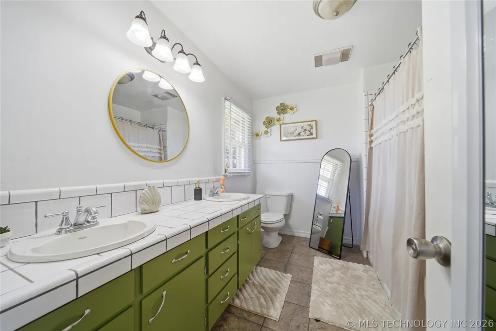 2114 Yale Avenue Miami, OK 74354