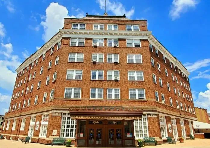 208 W State St Huntington, IN 46750