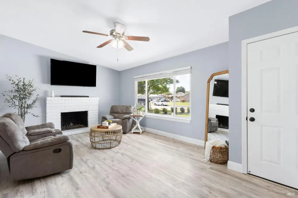 387 Colonial Circle Vacaville, CA 95687
