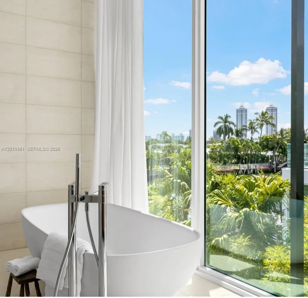 1081 W 48th St #N01 Miami Beach, FL 33140