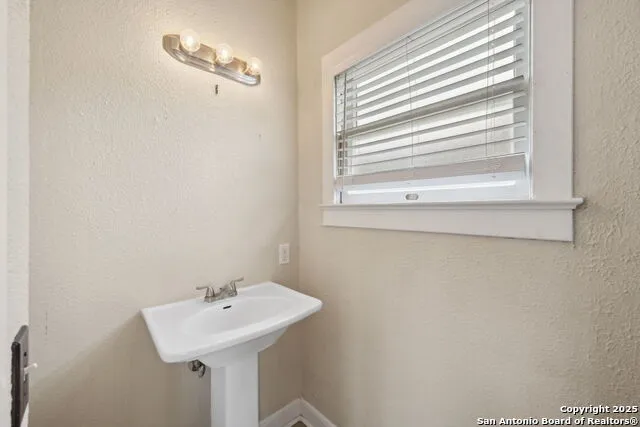 707 PINE ST San Antonio, TX 78202