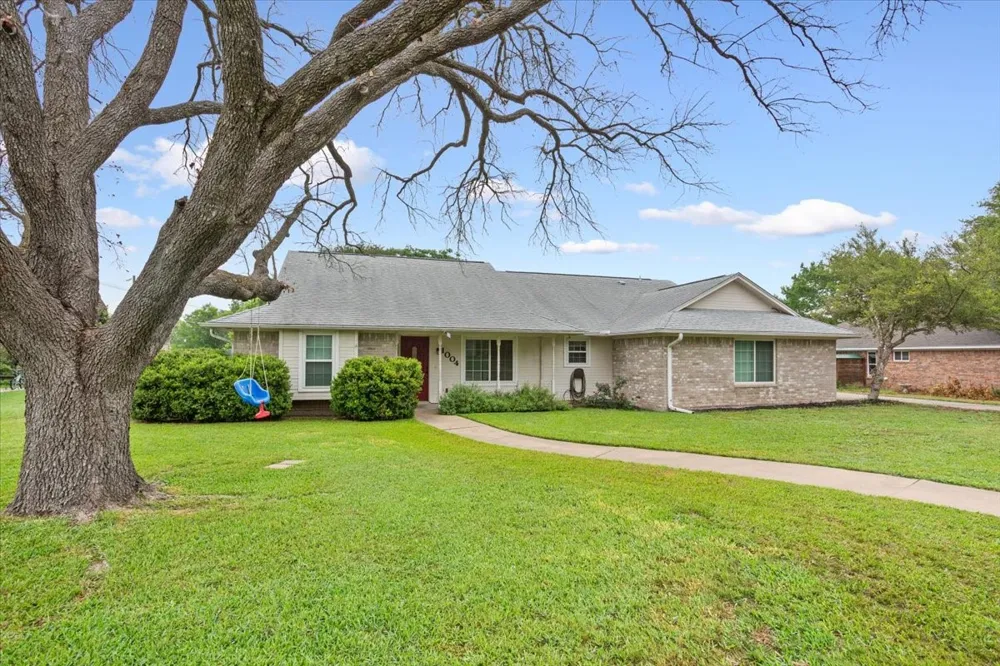 1004 Tillamook Street Hewitt, TX 76643