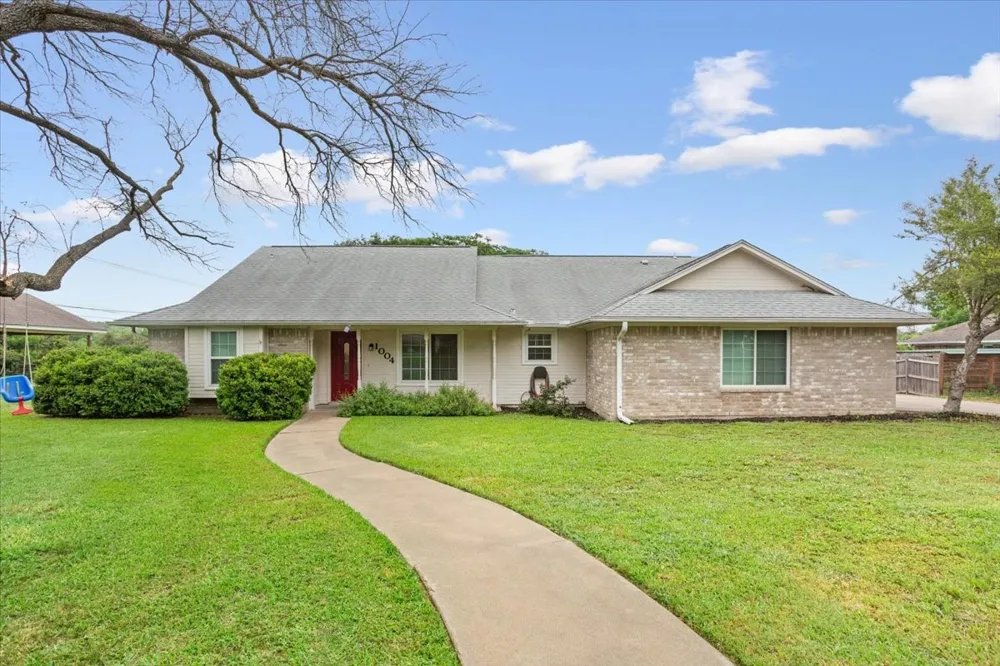 1004 Tillamook Street Hewitt, TX 76643