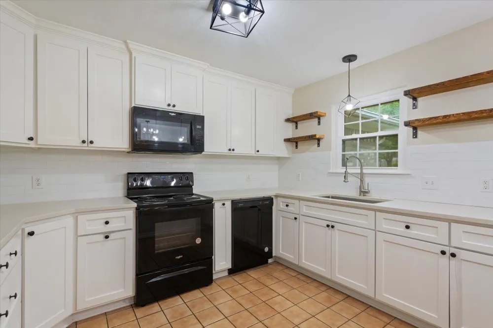 1004 Tillamook Street Hewitt, TX 76643