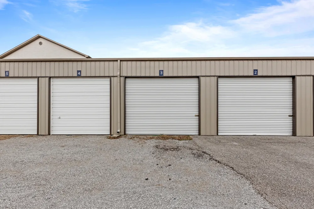 1235 New Lake Road Spring City, TN 37381
