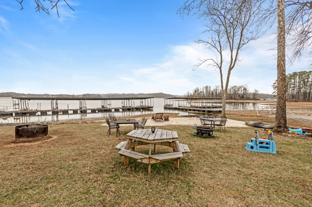 1235 New Lake Road Spring City, TN 37381
