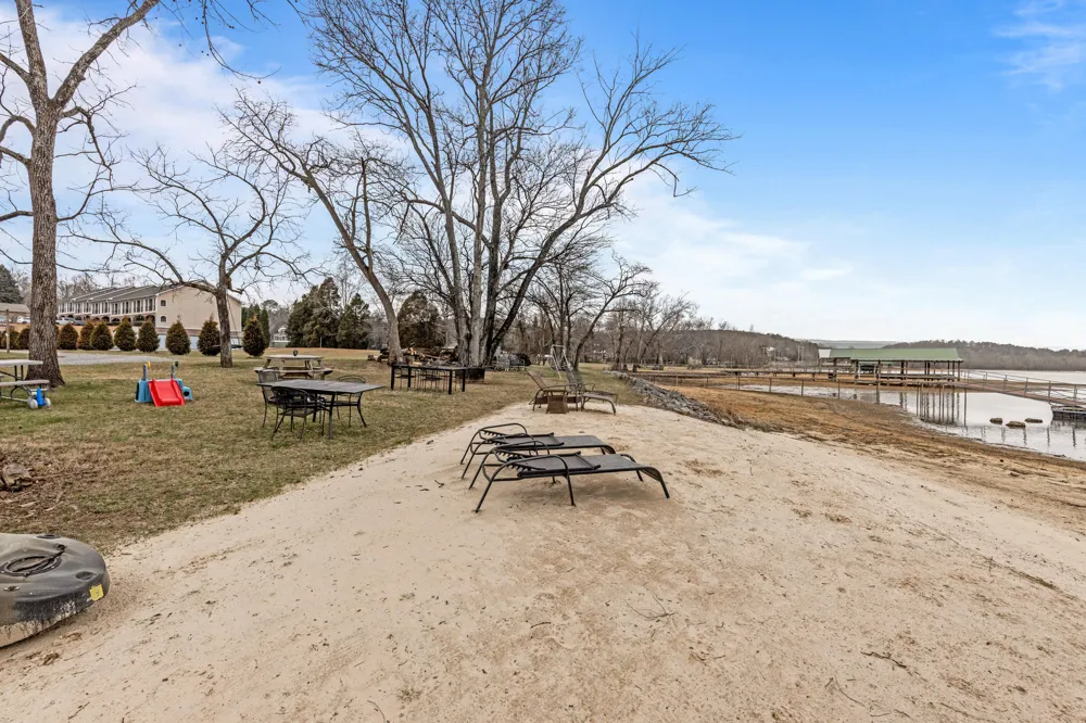 1235 New Lake Road Spring City, TN 37381