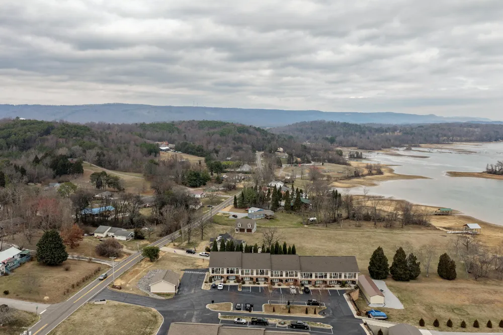 1235 New Lake Road Spring City, TN 37381