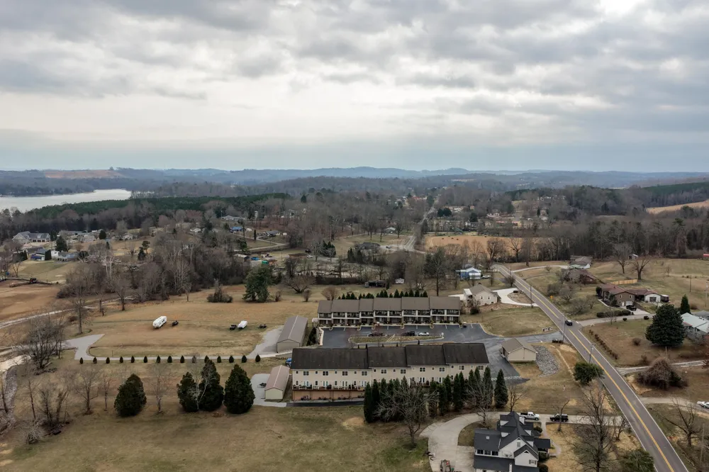 1235 New Lake Road Spring City, TN 37381