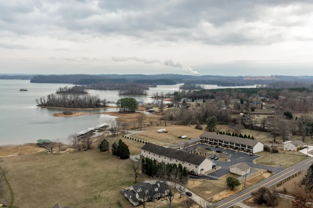 1235 New Lake Road Spring City, TN 37381