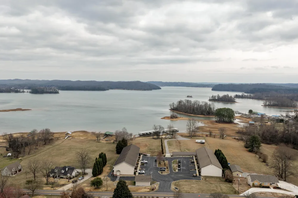 1235 New Lake Road Spring City, TN 37381
