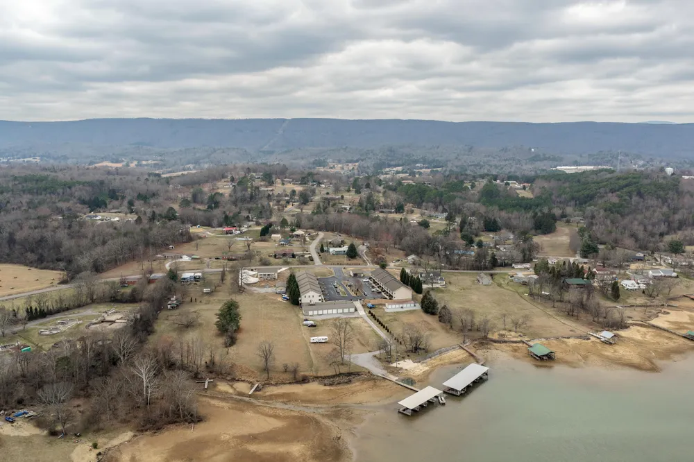 1235 New Lake Road Spring City, TN 37381