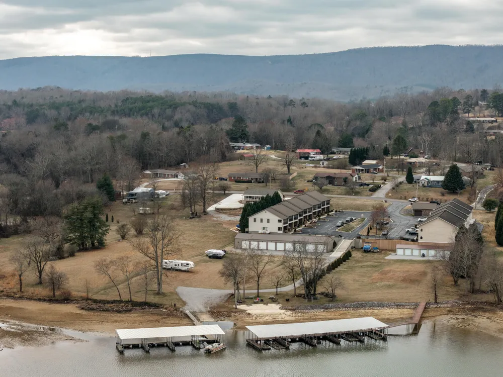 1235 New Lake Road Spring City, TN 37381