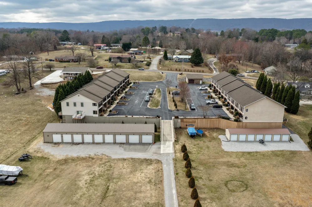 1235 New Lake Road Spring City, TN 37381