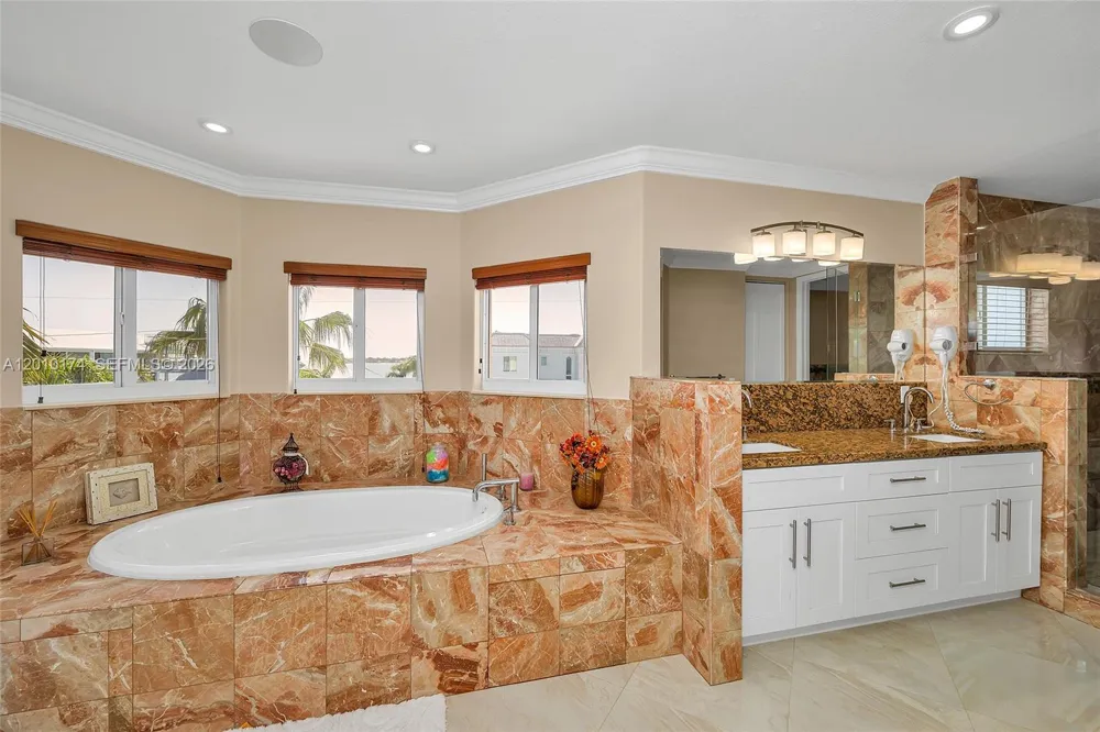 112 Bounty Ln Key Largo, FL 33037