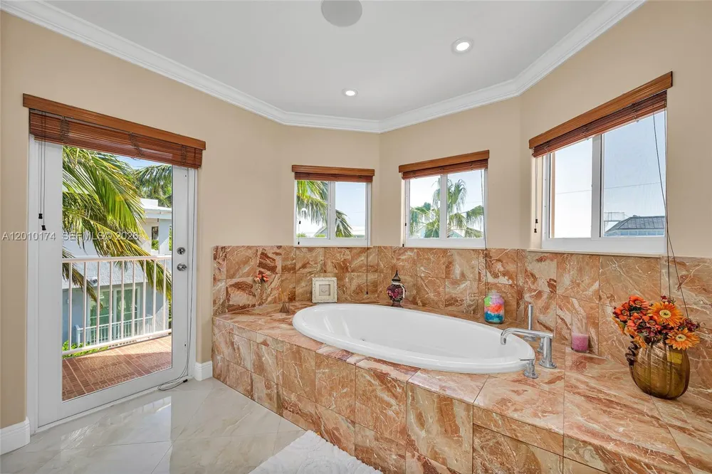 112 Bounty Ln Key Largo, FL 33037