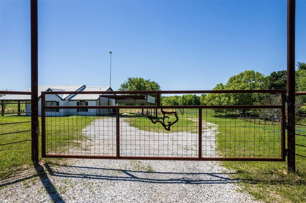 15534 Meadow Creek Road Hockley, TX 77447