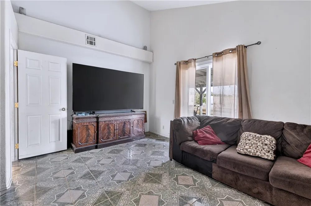 834 E Avenue J6 Lancaster, CA 93535
