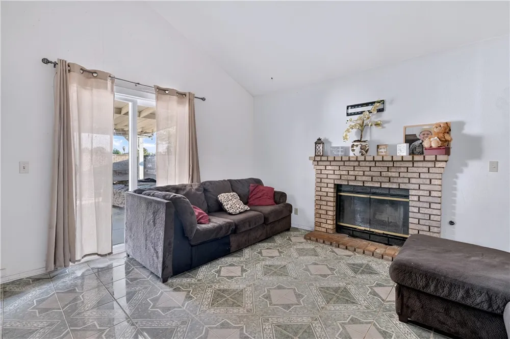834 E Avenue J6 Lancaster, CA 93535