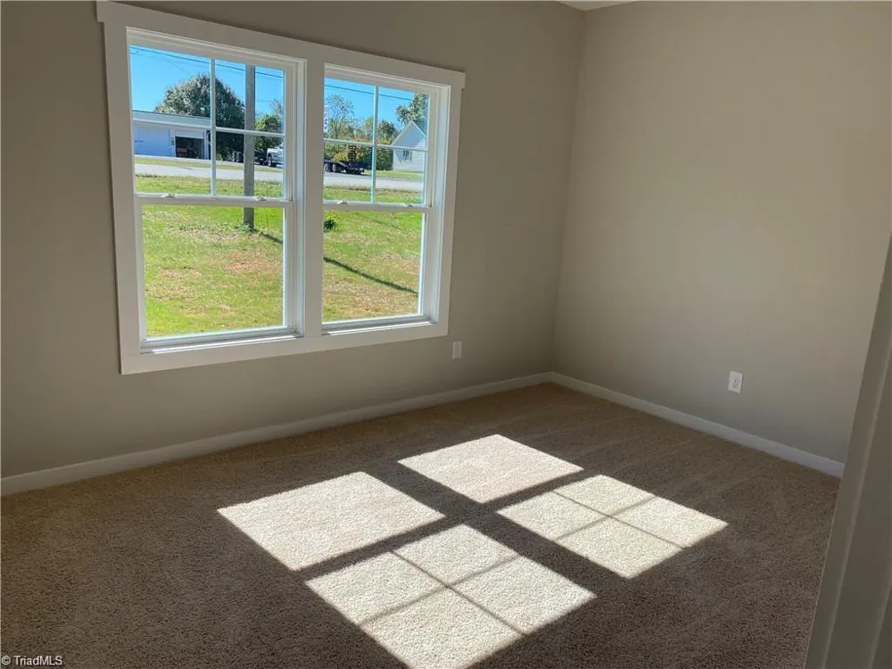 413 E Lee Avenue Yadkinville, NC 27055