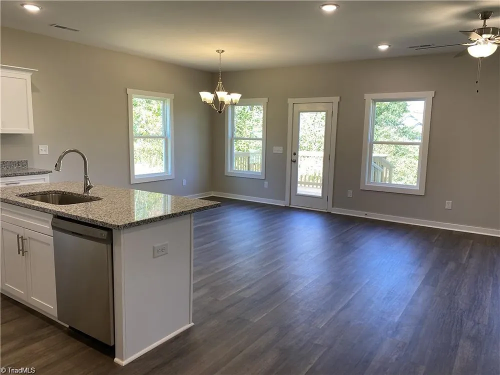 413 E Lee Avenue Yadkinville, NC 27055