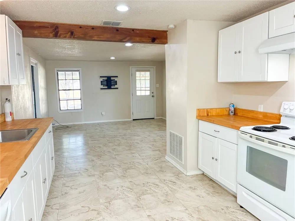 Address Not Shown Three Rivers, TX 78071